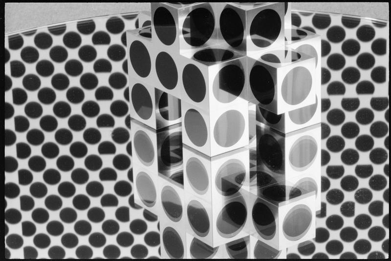 [Oeuvre de Victor Vasarely dans l'atelier : 'Kroa' sur une table miroir]