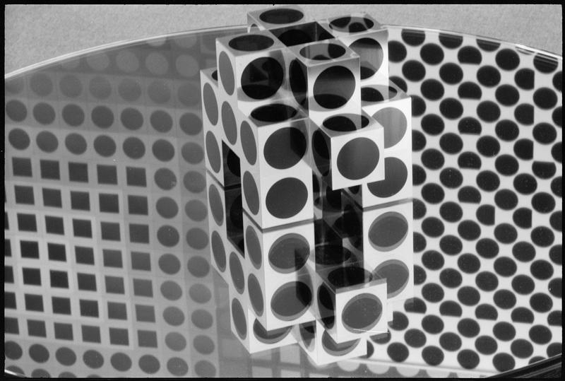 [Oeuvre de Victor Vasarely dans l'atelier : 'Kroa' sur une table miroir]