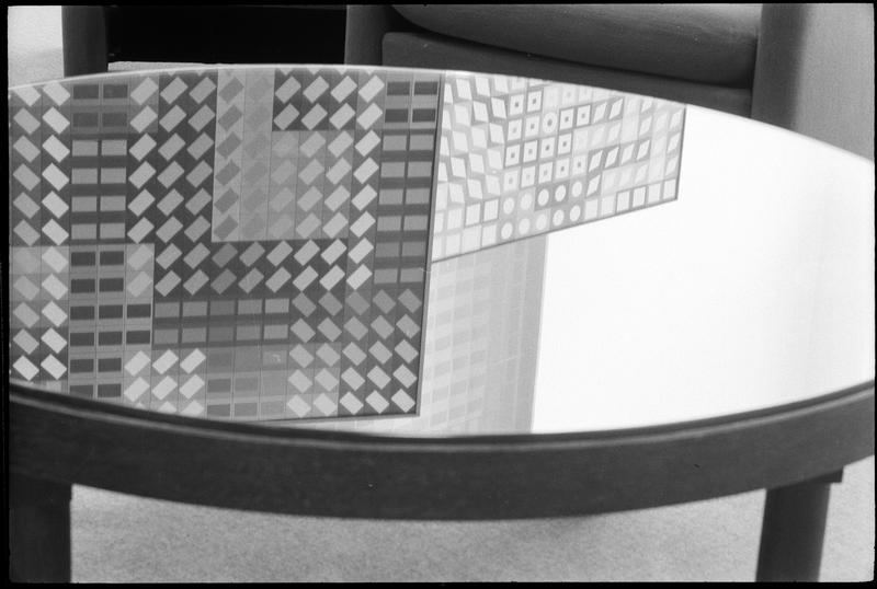 [Table miroir reflétant des oeuvres de Victor Vasarely dans l'atelier]