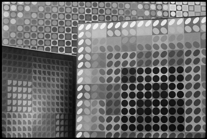 [Oeuvres de Victor Vasarely dans l'atelier]