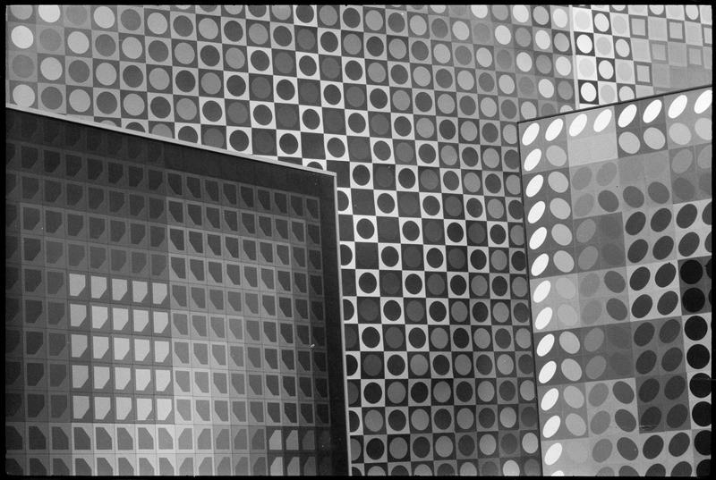 [Oeuvres de Victor Vasarely dans l'atelier]