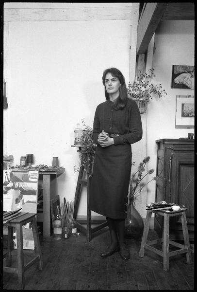 [Portrait de Raymonde Godin dans son atelier]