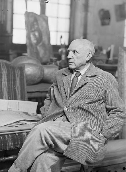 Picasso ; [Portrait de l'artiste assis, de profil, dans son atelier]