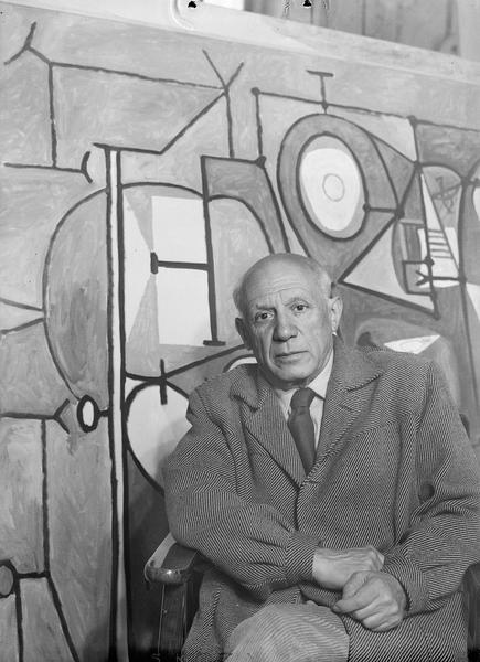 Picasso ; [Portrait de l'artiste assis devant l'une de ses toiles]