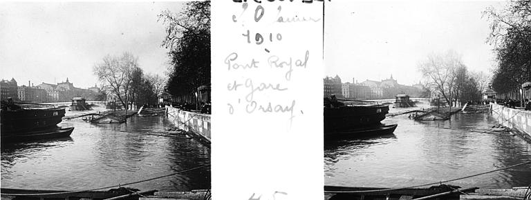 Vue de la montée des eaux, péniches et barques, foule sur le quai des Tuileries