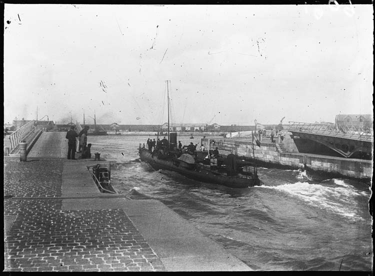 1 au 7 novembre. Le Havre ; [Bateau pneumatique quittant le port]
