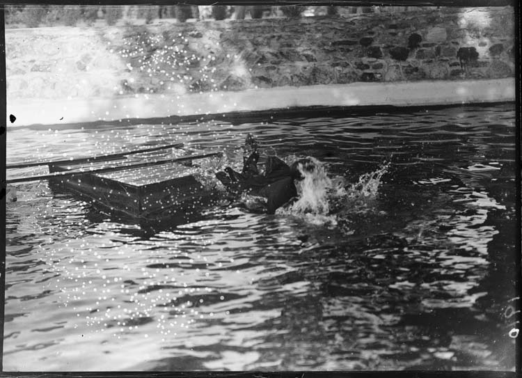 Août. Rouzat. Oléo ; [Raymond Van Weers tombant à l'eau tout habillé]