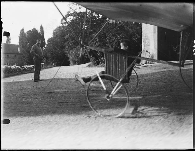Septembre. Rouzat. Le Pic n°3. Yves et Dédé ; [André Haguet dans le planeur de Jacques-Henri Lartigue]