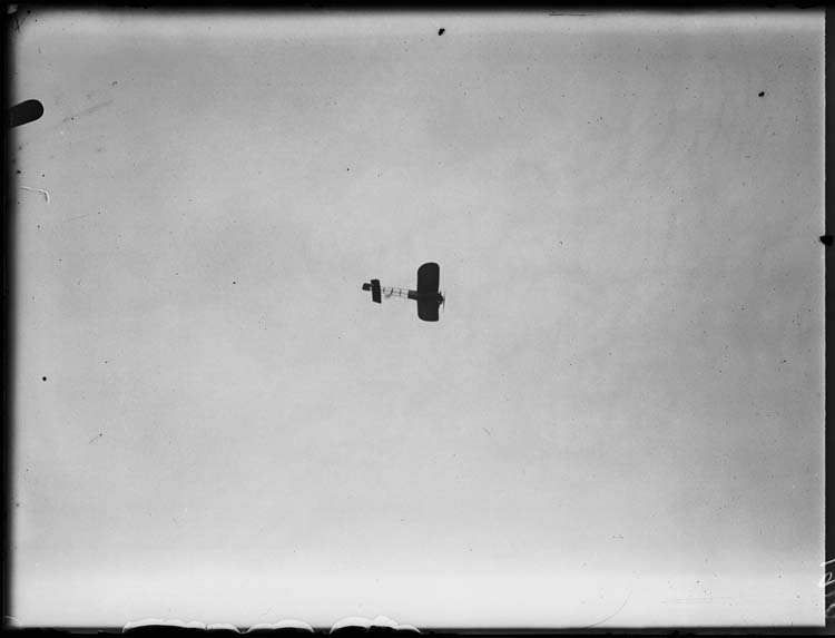Décembre. Issy-les-Moulineaux. Un Blériot.