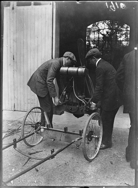 Septembre. Rouzat. Moteur et hélice aérienne sur le bob à roues ; Oléo, Louis