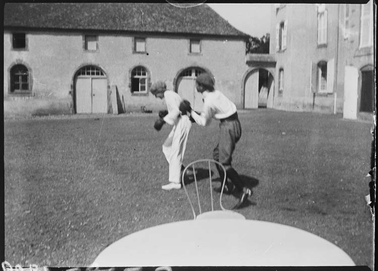 Août. Rouzat ; Rico m'apprend la boxe. Photo prise par Louis avec mon Block-Note ; [Henry Broadwater et Jacques-Henri Lartigue]