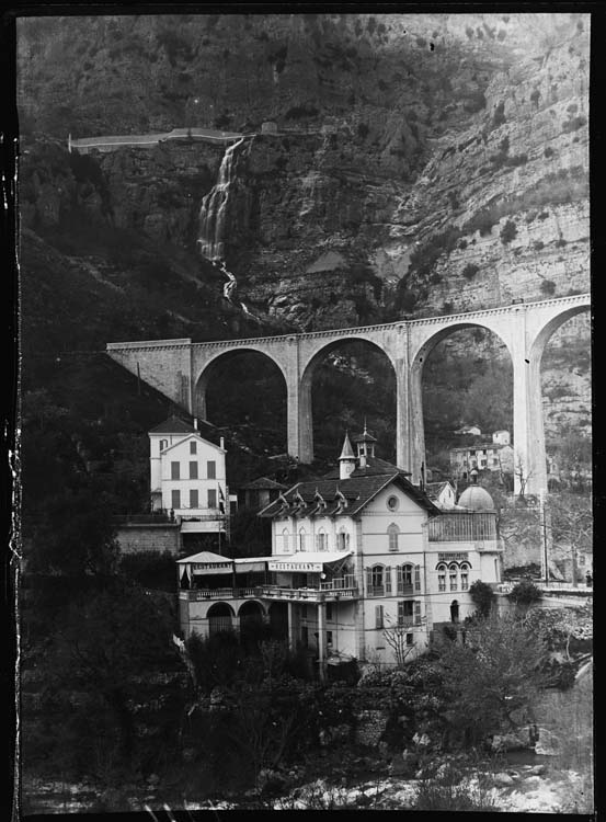 12 avril. Pont-du-Loup ; [Restaurant devant le viaduc, gorges du Loup]