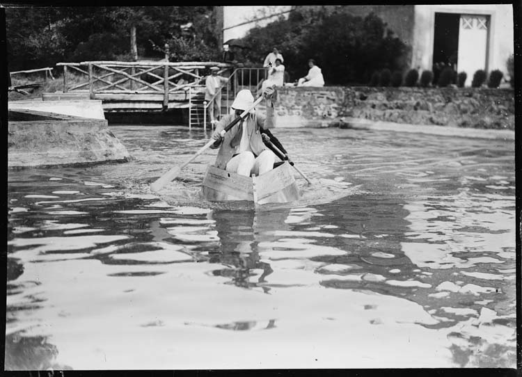 Victor Folletête, dit Plitt, essayant le bateau construit par Henry Lartigue dans la piscine