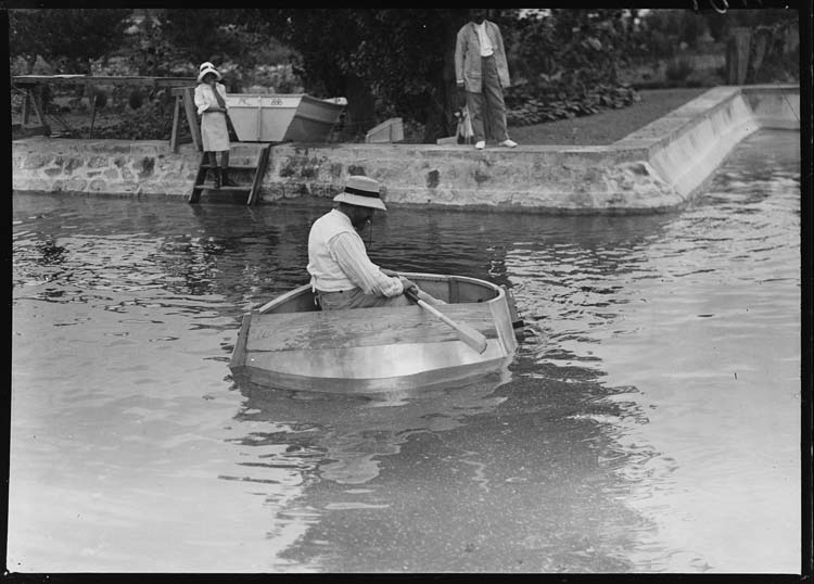 Henry Lartigue essayant son bateau dans la piscine