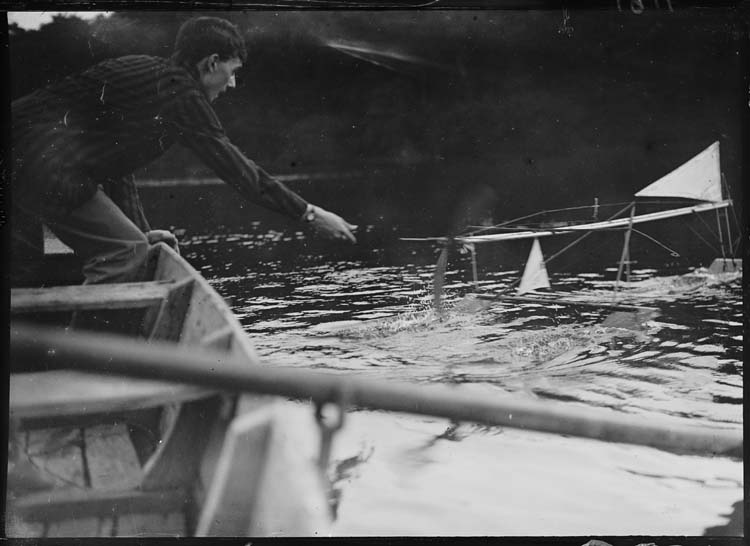 Essai de l'hydroglisseur de Maurice Lartigue, dit Zissou, sur le goure de Tazenat : mise à l'eau du modèle réduit