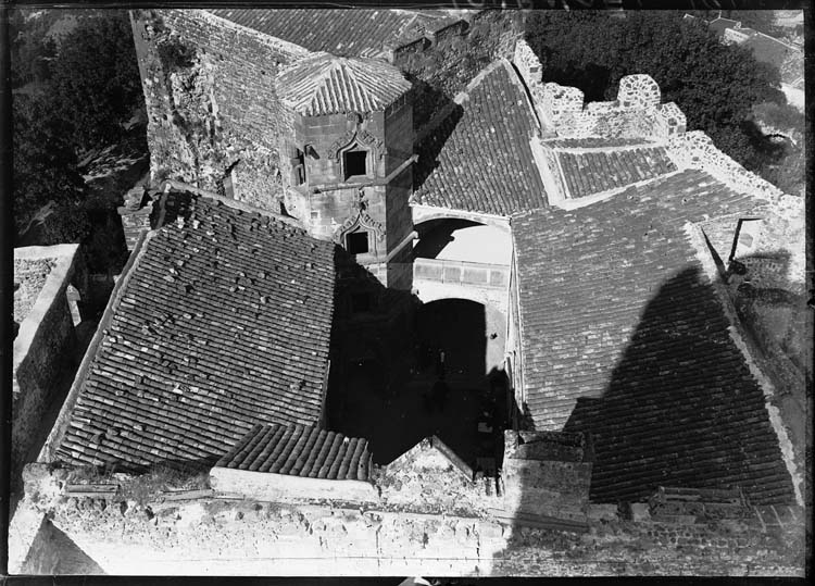 Château de Tournoël : vue des toits, de la cour et de la tourelle d'escalier depuis le donjon