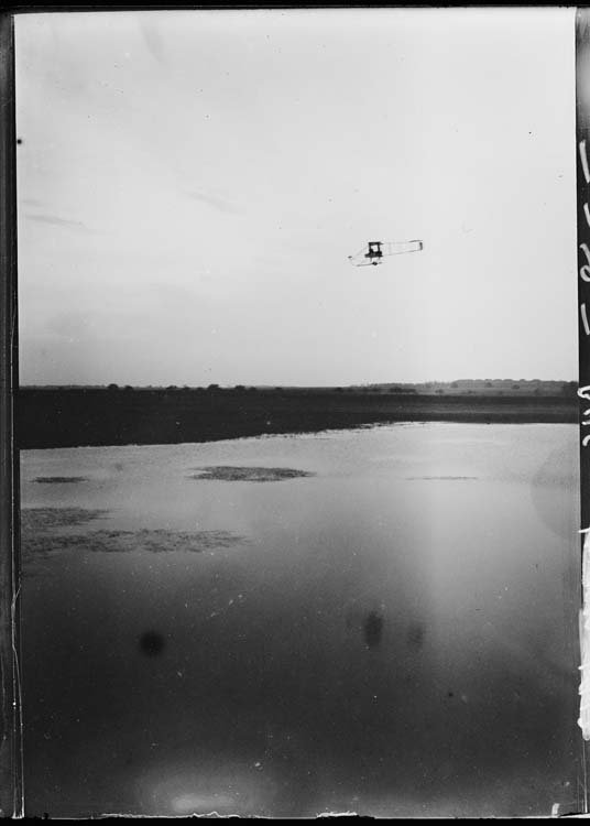 Aéroplane biplan Maurice Farman au-dessus d'une étendue d'eau