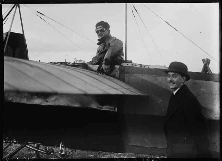 Le pilote Gilbert dans son aéroplane et Maurice Lartigue
