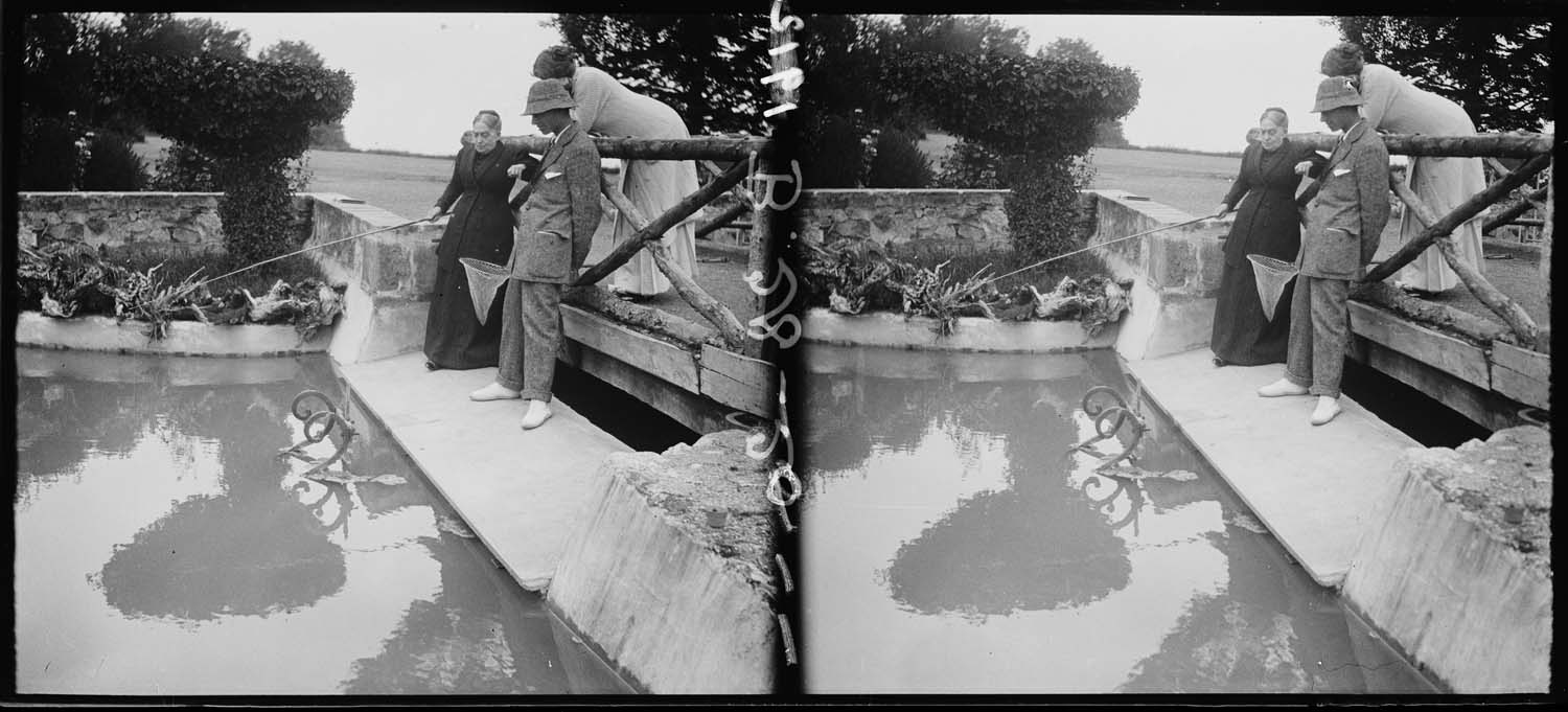 Pêche dans la piscine : la grand-mère du photographe, Henry S. Broadwater, Madeleine Van Weers