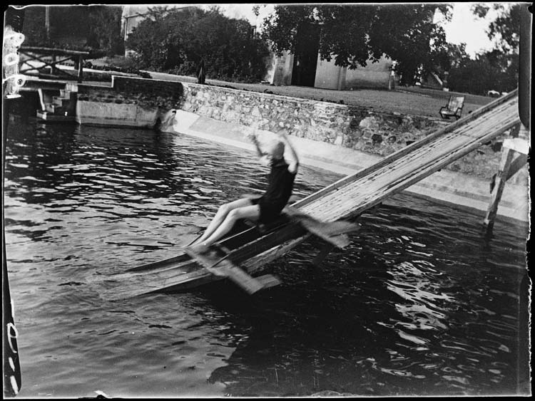 Henry S. Broadwater descendant dans la piscine en tobogan « water-chut »