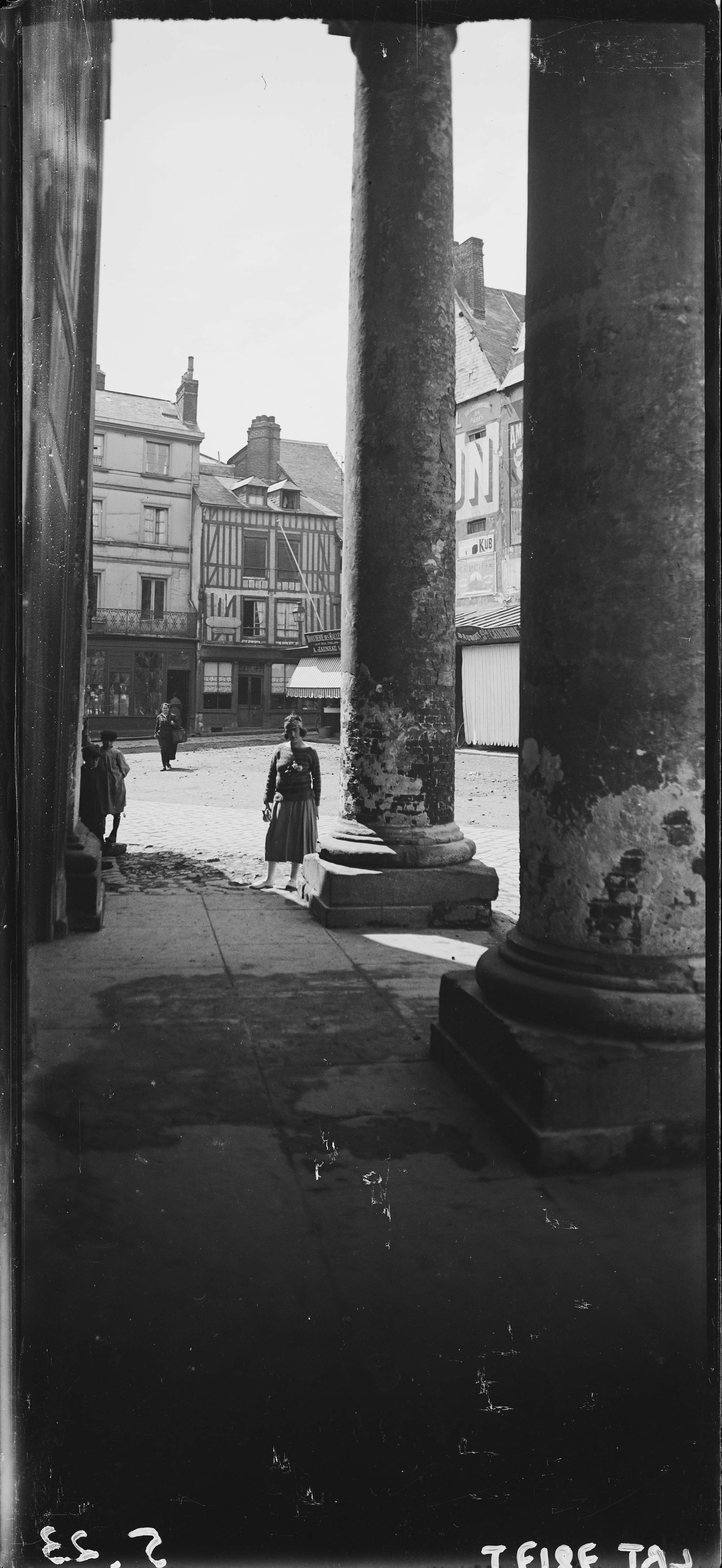 [Mai, Honfleur ; Madeleine Messager sous l'ancienne colonnade de l'église Sainte-Catherine]