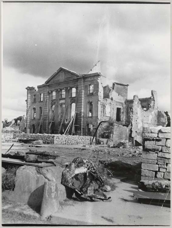 Ruines de la façade sur rue