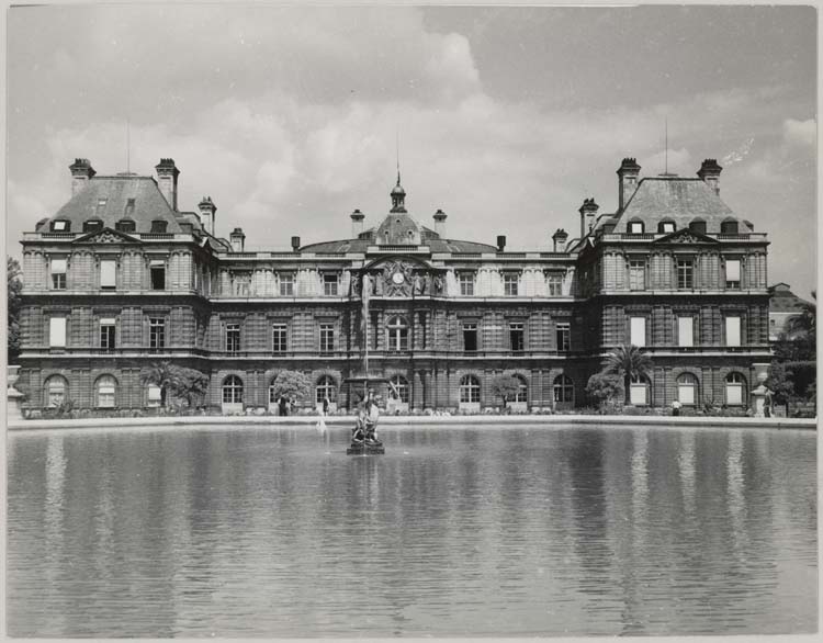 Façade sur la pièce d'eau