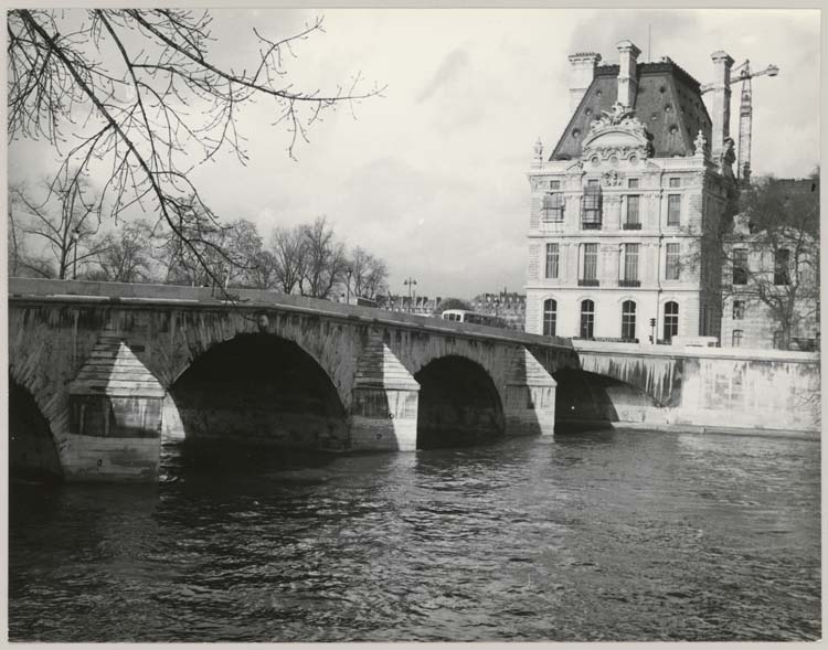 Le pont et le pavillon de Flore