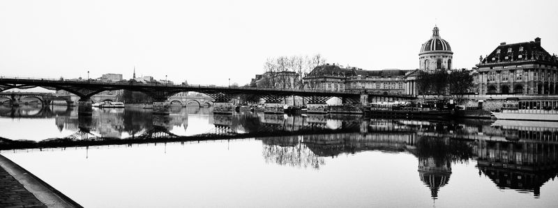 Ponts-des-Arts, Paris, 1er avril 2003 ; [Panorama de la passerelle et Institut de France ; reflet]