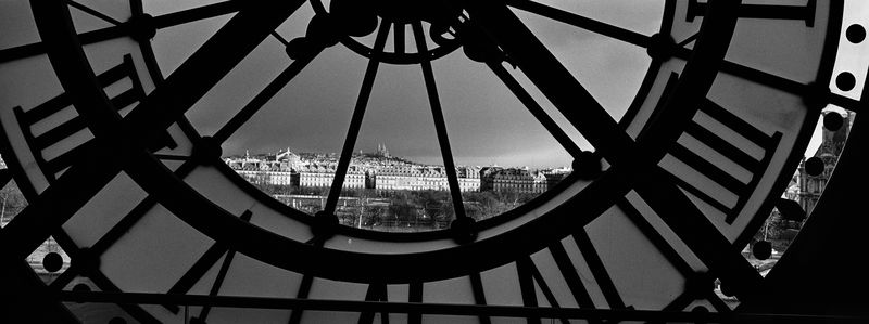 Musée d’Orsay, Paris, 5 décembre 2011 ; [Panorama de Montmartre à travers l’horloge du musée]