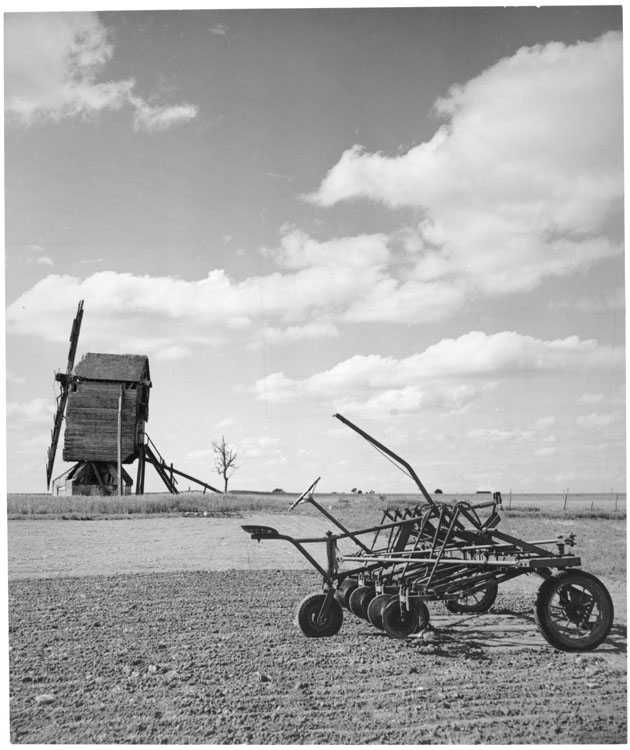 Moulin à vent ; Au premier plan, une charrue