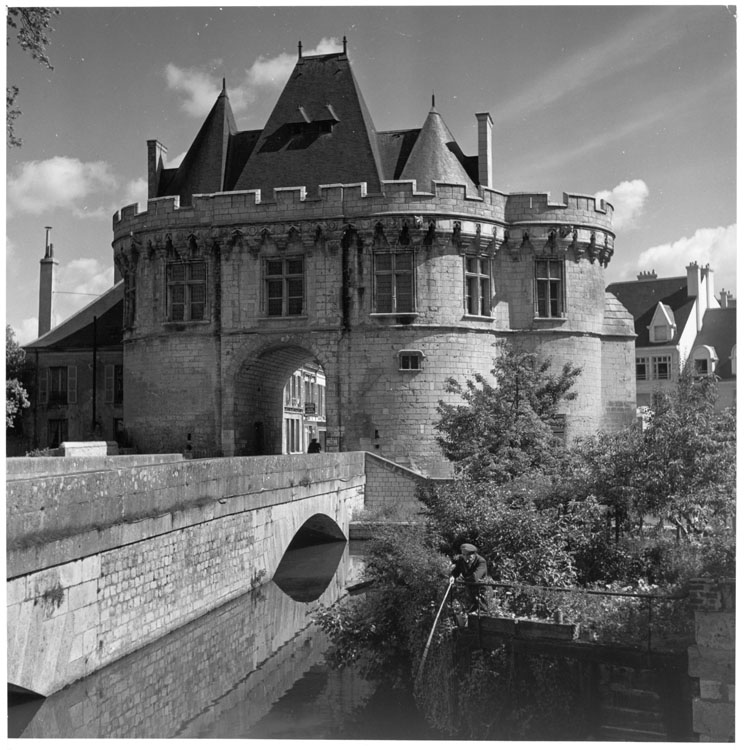 Vue générale de la façade et du pont