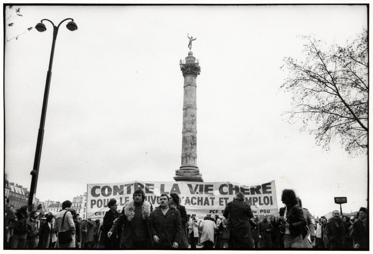 Manifestation unitaire contre la vie chère : banderole au pied de l'obélisque de la Bastille