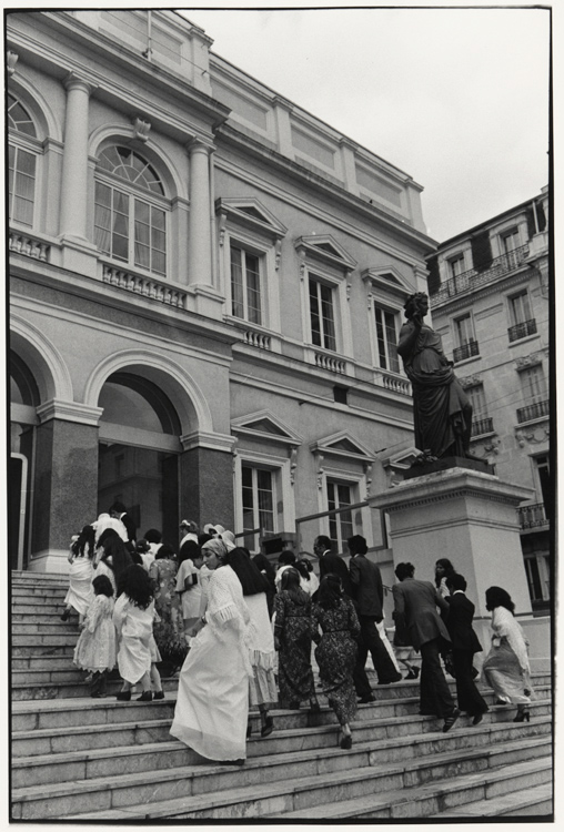 Mariage : la noce de dos gravissant les marches du grand escalier