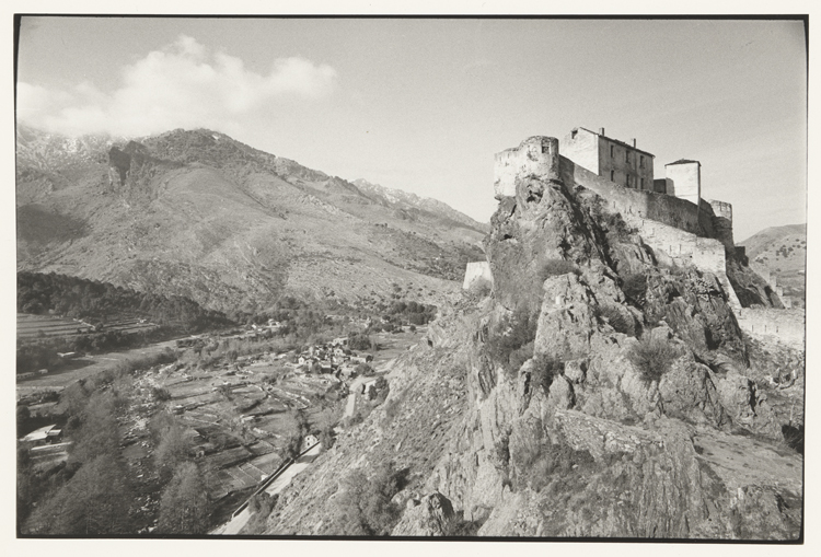 La Corse : château de la citadelle au sommet du rocher