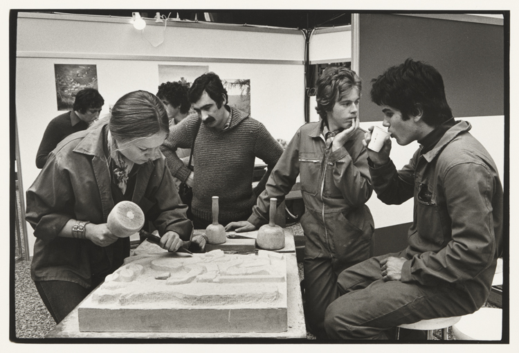 La Section Femmes lors de la découverte des métiers de l’artisanat : trois sculpteurs sur pierre