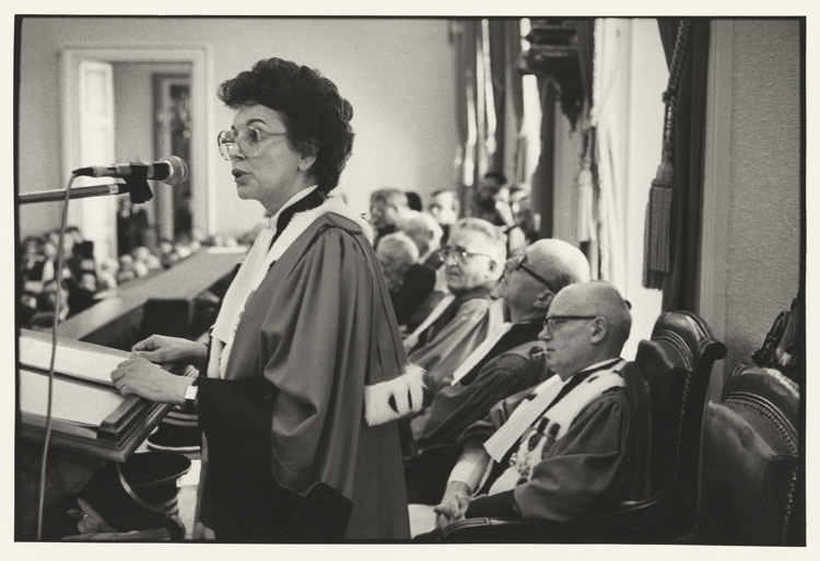 Nicole Pradain, première femme procureure générale de la France lors de son installation solennelle sous le regard des magistrats en liberté surveillée