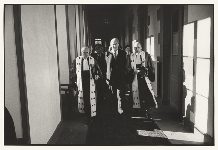 Alain Peyrefitte, ministre de la Justice et Garde des Sceaux lors de l’installation solennelle de Nicole Pradain en tant que première femme procureure générale de France