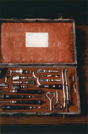 trousse de chirurgie contenant 17 instruments, dans un coffret - © Ministère de la Culture (France), Médiathèque du patrimoine et de la photographie (objets mobiliers), tous droits réservés