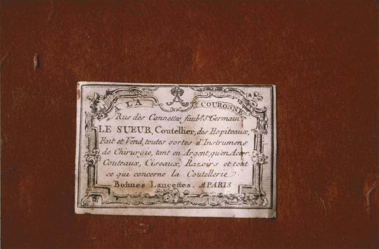 trousse de chirurgie contenant 17 instruments, dans un coffret, détail de l'étiquette - © Ministère de la Culture (France), Médiathèque du patrimoine et de la photographie (objets mobiliers), tous droits réservés