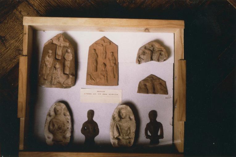 ensemble de quatre moules (à ex-voto ?) dont un fragmenté, avec moulages (deux en terre cuite, deux en tuff) - © Ministère de la Culture (France), Médiathèque du patrimoine et de la photographie (objets mobiliers), tous droits réservés
