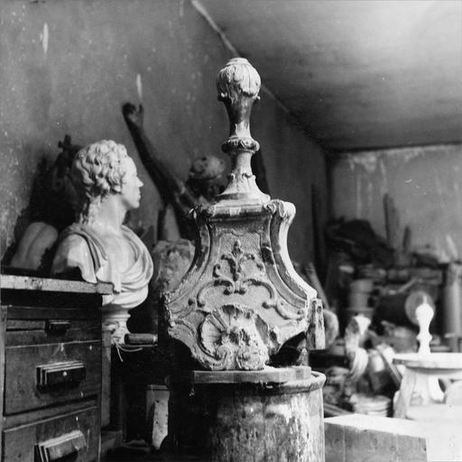 détail d'un chandelier, bois sculpté et doré