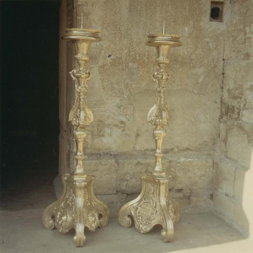 deux chandeliers d'autel, devant la porte sud de l'église