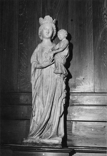 statue : Vierge à l'Enfant, pierre, 14e ou 15e siècle - © Ministère de la Culture (France), Médiathèque du patrimoine et de la photographie (objets mobiliers), tous droits réservés