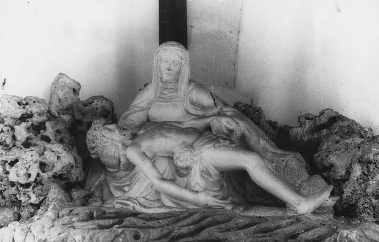 groupe sculpté : Vierge de Pitié, pierre