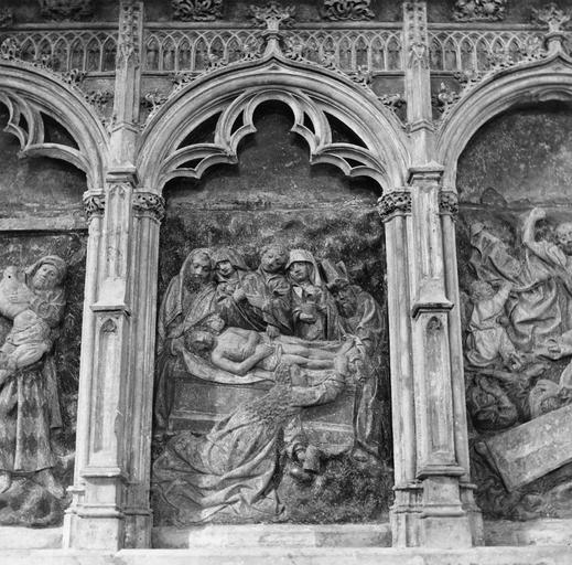 retable de la Passion, détail de La Mise au tombeau, pierre sculptée