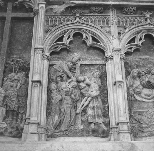 retable de la Passion, détail de La Descente de croix, pierre sculptée
