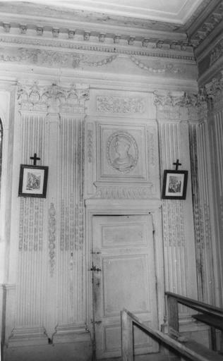 lambris de hauteur, dessus-de-porte, décor de la chapelle dite du château, bois sculpté et peint