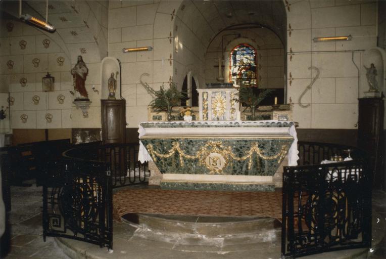 autel, en bois peint façon marbre vert, sculpté de guirlandes et médaillon central - © Ministère de la Culture (France), Médiathèque du patrimoine et de la photographie (objets mobiliers), tous droits réservés
