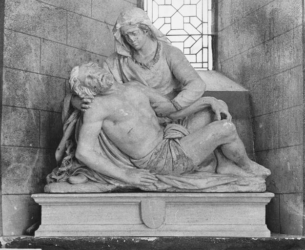 groupe sculpté : Vierge de Pitié, pierre - © Ministère de la Culture (France), Médiathèque du patrimoine et de la photographie (objets mobiliers), tous droits réservés